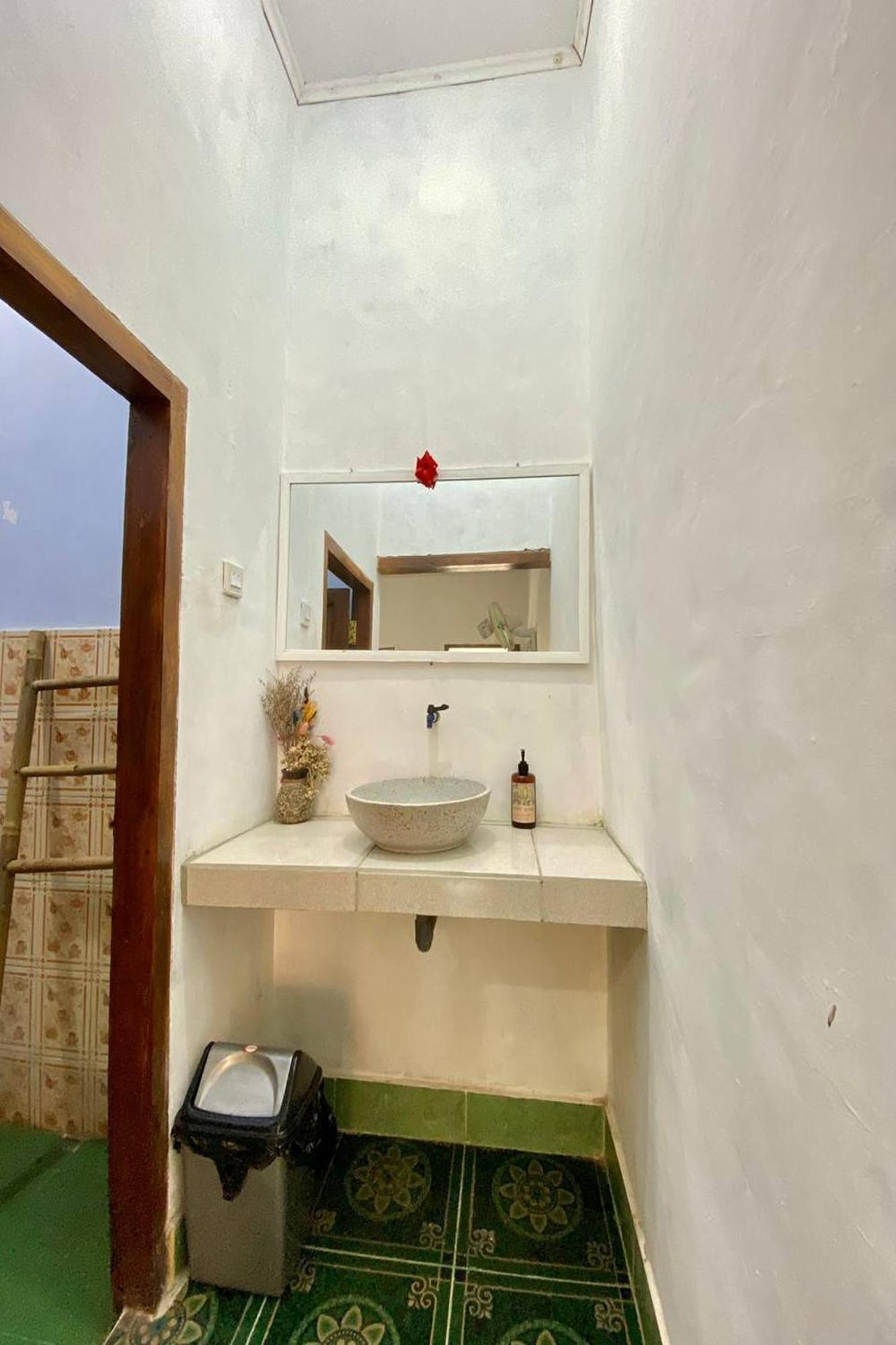 Duyung Rooms & Resto Gerupuk Blumbang Bagian luar foto